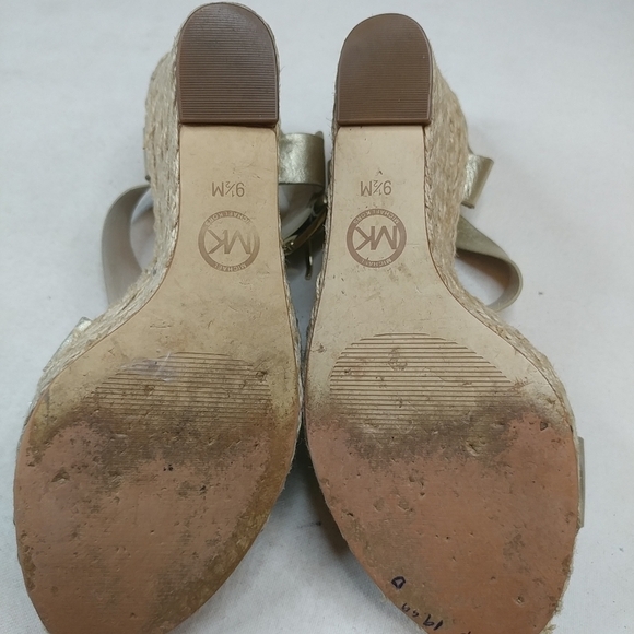 Michael Kors Womens Shoes Size 9.5 Gold Leather Es - Picture 4 of 7